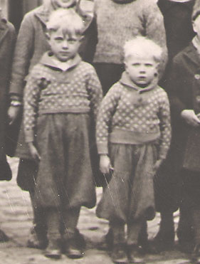 Ib og Bent i Nyboder i 1936